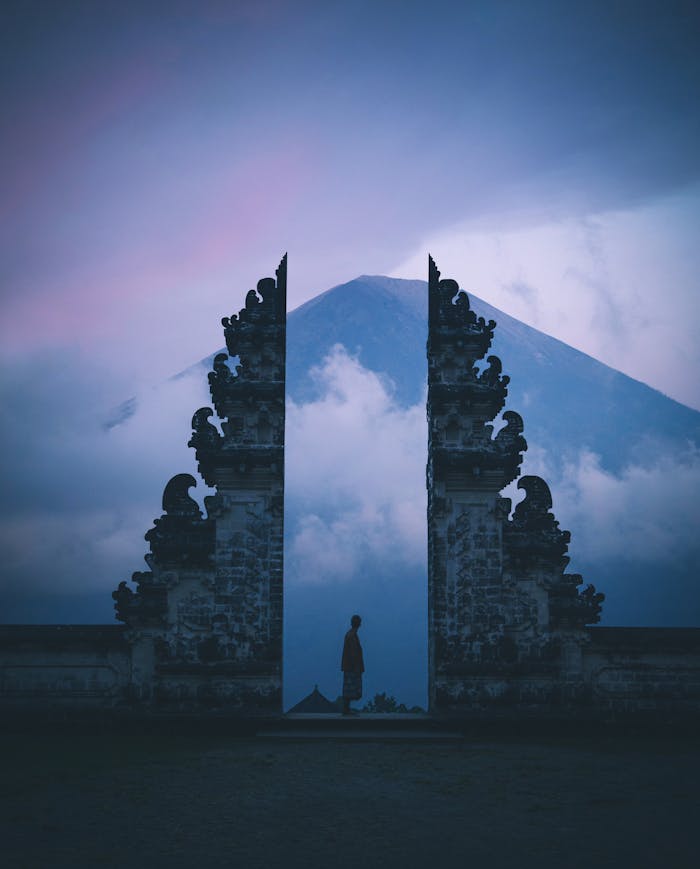 why-choose-us-02 Silhouette at Pura Lempuyang Temple in Bali with Mount Agung in the background at twilight.